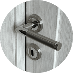 Elegantna kvaka u dvobojnoj obradi koja se lako ukpala u različite stilove enterijera.